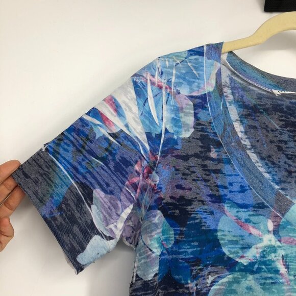 Revolution by Ricki's blue floral short sleeve v-neck t-shirt size M - Picture 4 of 14